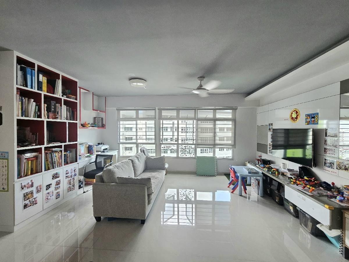 Prop-GPT: HDB Apartment: D18  523C Tampines Central 7