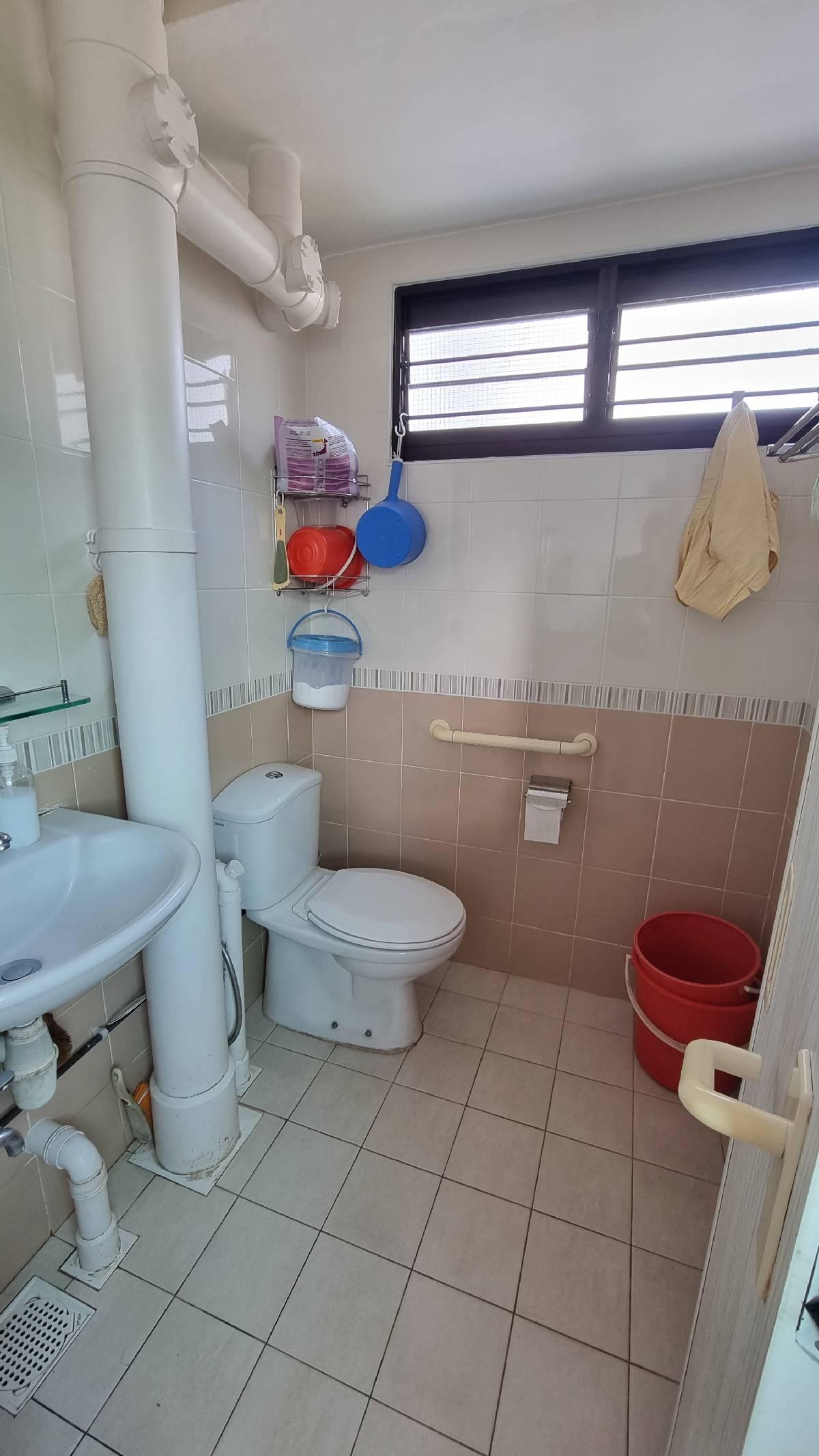 219 Ang Mo Kio Avenue 1 HDB Apartment For Sale, $450,000, 2 Bed 2 Bath 721 sqft $624.00 psf