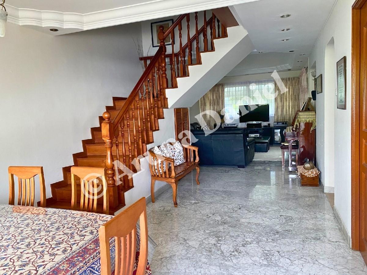 Prop-GPT: HDB Apartment: D18  105 Simei Street 1