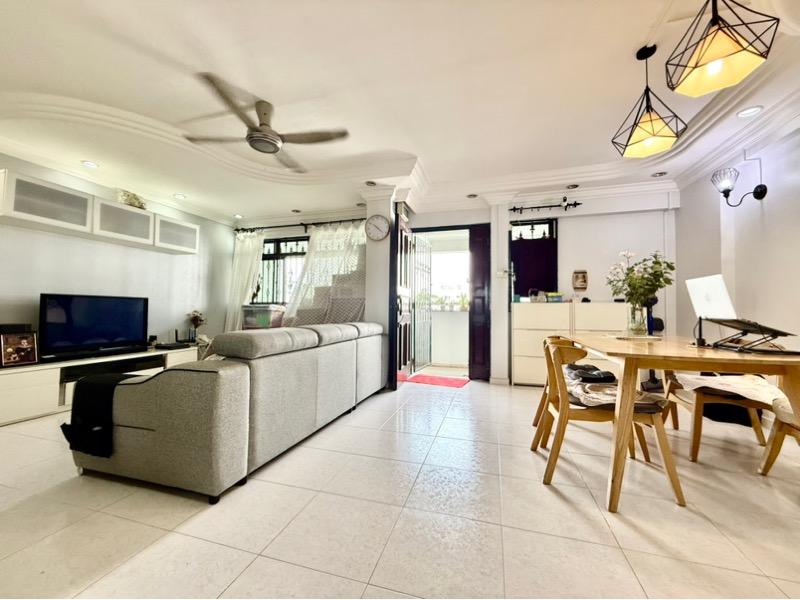 Prop-GPT: HDB Apartment: D25  623 Woodlands Drive 52