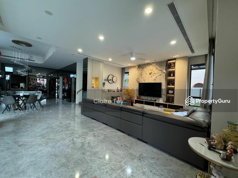 Prop-GPT: Detached: D19  D19 Modern Detached with 8 + 1 bedrooms 8 baths. Comes with swimming pool and lift