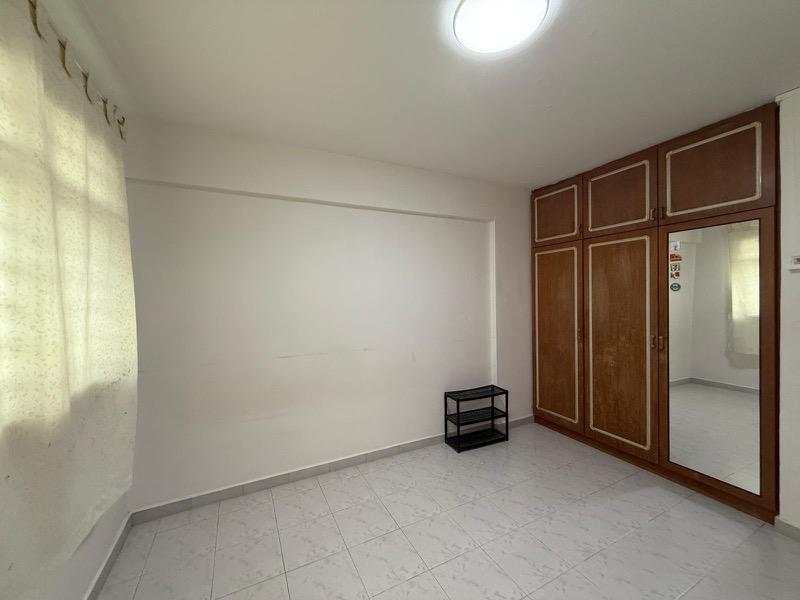 HDB Apartment for Sale, 45 Marine Crescent HDB Apartment For Sale, $688,000, 3 Bed 2 Bath 947 sqft $727.00 psf, SGD 688,000 | 99-year Leasehold