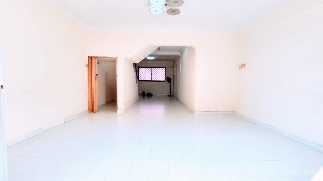 HDB Apartment for Sale, 606 Yishun Street 61 HDB Apartment For Sale, $888,000, 4 Bed 3 Bath 1,572 sqft $565.00 psf, SGD 888,000 | 99-year Leasehold
