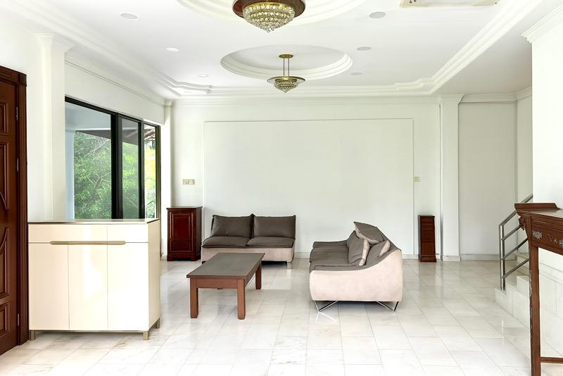 Prop-GPT: Bungalow: D11  Bungalow mins to Caldecott MRT Station, superb land size and shape!