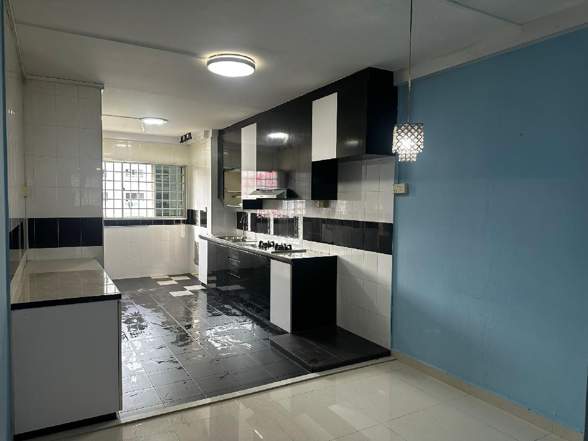 HDB Apartment for Sale, 414 Bukit Batok West Avenue 4 HDB Apartment For Sale, $450,000, 2 Bed 2 Bath 786 sqft $573.00 psf, SGD 450,000 | 99-year Leasehold