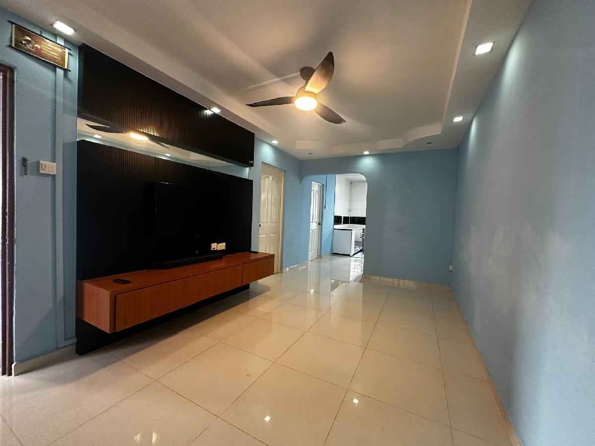 HDB Apartment for Sale, 414 Bukit Batok West Avenue 4 HDB Apartment For Sale, $450,000, 2 Bed 2 Bath 786 sqft $573.00 psf, SGD 450,000 | 99-year Leasehold
