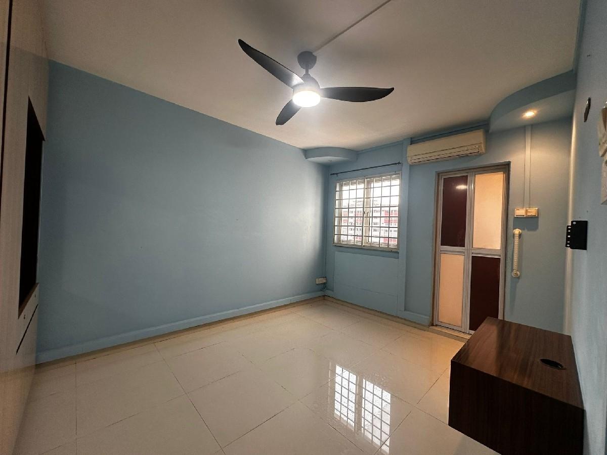HDB Apartment for Sale, 414 Bukit Batok West Avenue 4 HDB Apartment For Sale, $450,000, 2 Bed 2 Bath 786 sqft $573.00 psf, SGD 450,000 | 99-year Leasehold