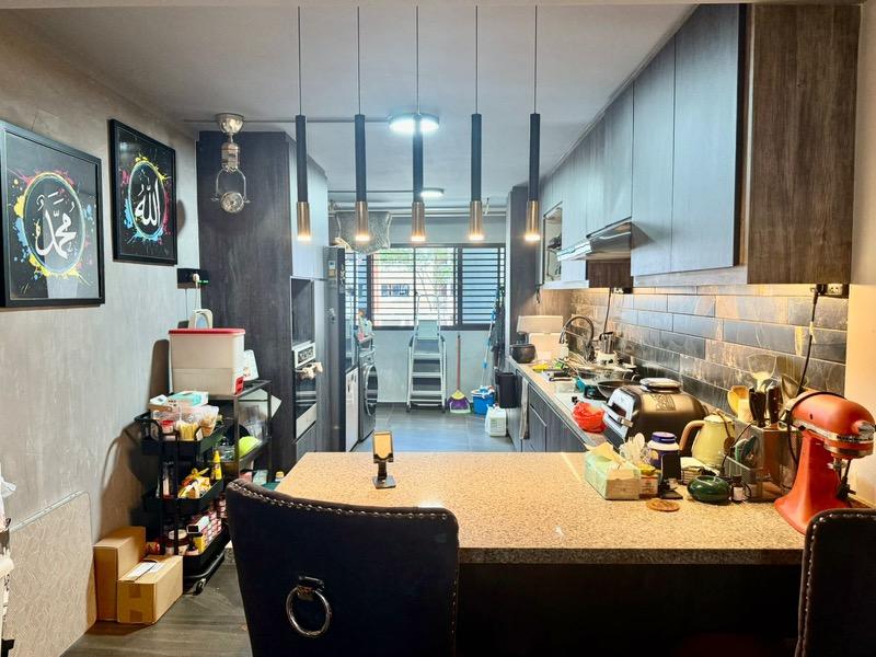 HDB Apartment for Sale, 484 Jurong West Avenue 1 HDB Apartment For Sale, $380,000, 2 Bed 2 Bath 721 sqft $527.00 psf, SGD 380,000 | 99-year Leasehold