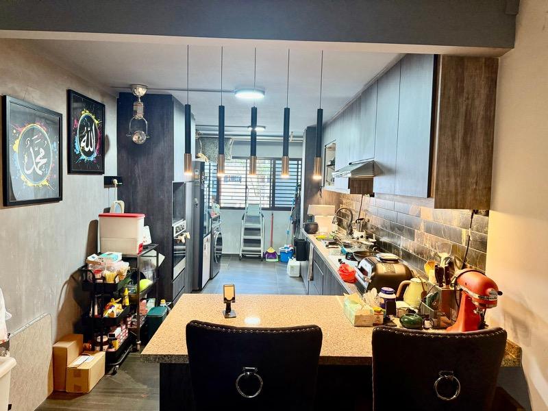 HDB Apartment for Sale, 484 Jurong West Avenue 1 HDB Apartment For Sale, $380,000, 2 Bed 2 Bath 721 sqft $527.00 psf, SGD 380,000 | 99-year Leasehold