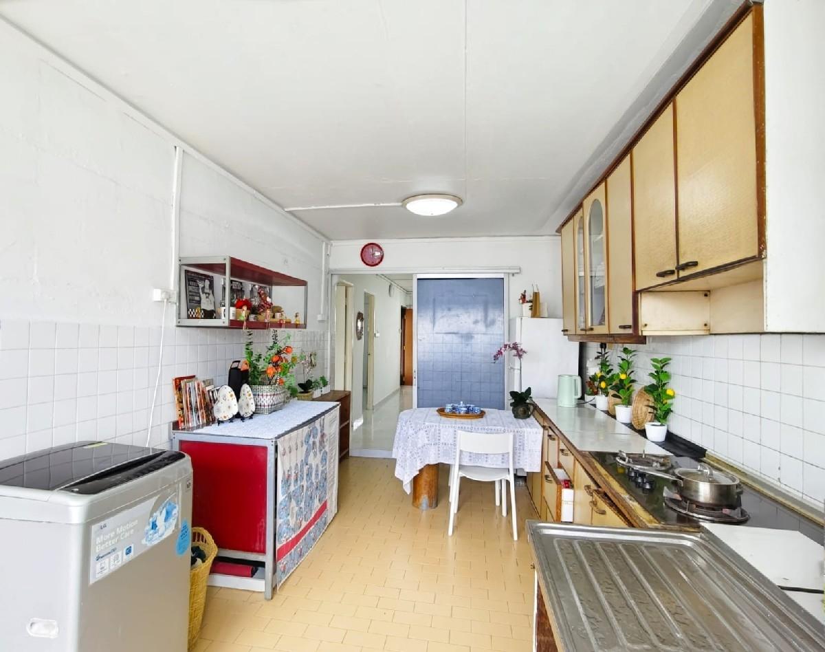 HDB Apartment for Sale, 219 Serangoon Avenue 4 HDB Apartment For Sale, $560,000, 2 Bed 2 Bath 721 sqft $777.00 psf, SGD 560,000 | 99-year Leasehold