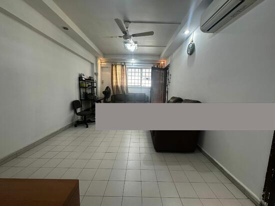 Prop-GPT: HDB Apartment: D18  226 Tampines Street 23