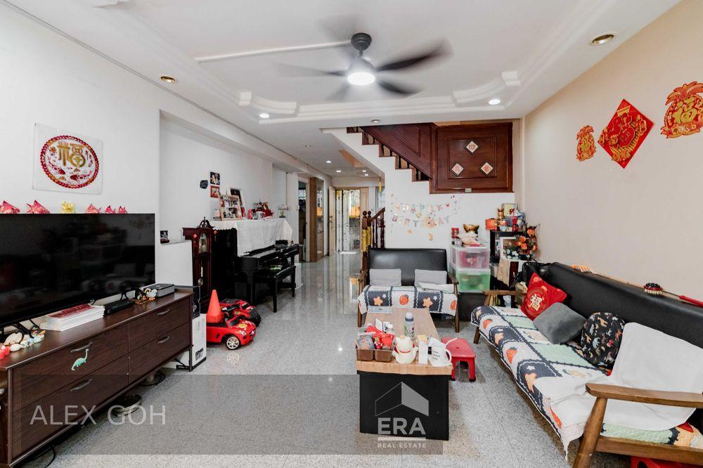 Prop-GPT: HDB - 4 room: D22 Jurong East 
