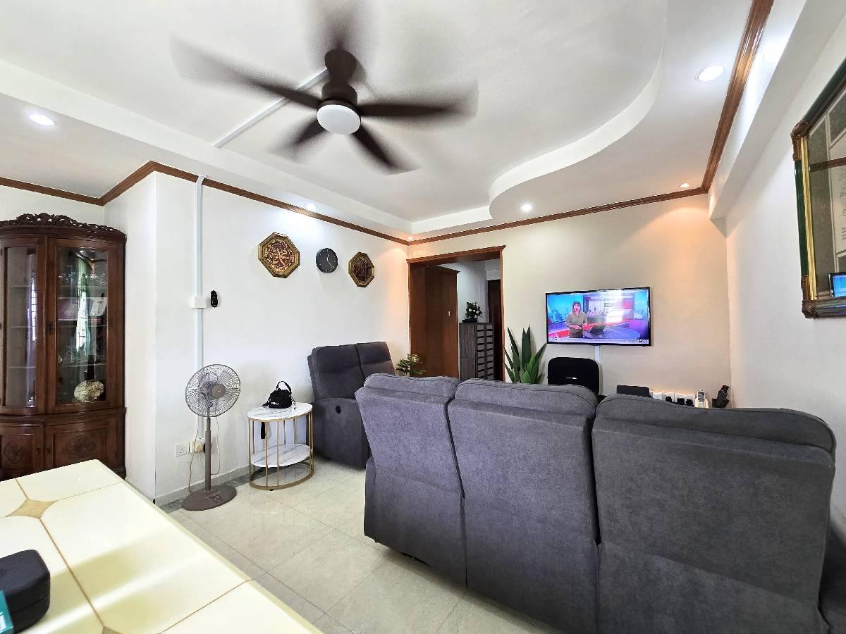 Prop-GPT: HDB Apartment: D27  492 Admiralty Link
