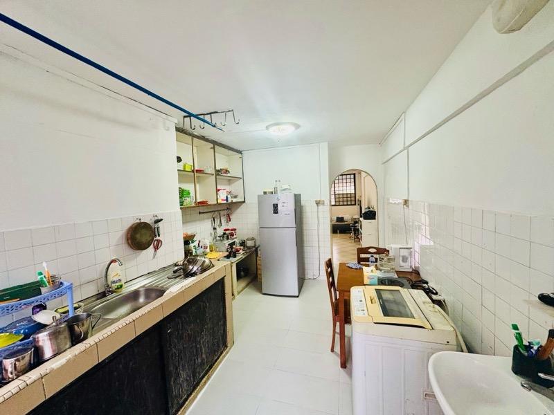 774 Yishun Avenue 3 HDB Apartment For Sale, $400,000, 2 Bed 2 Bath 688 sqft $581.00 psf