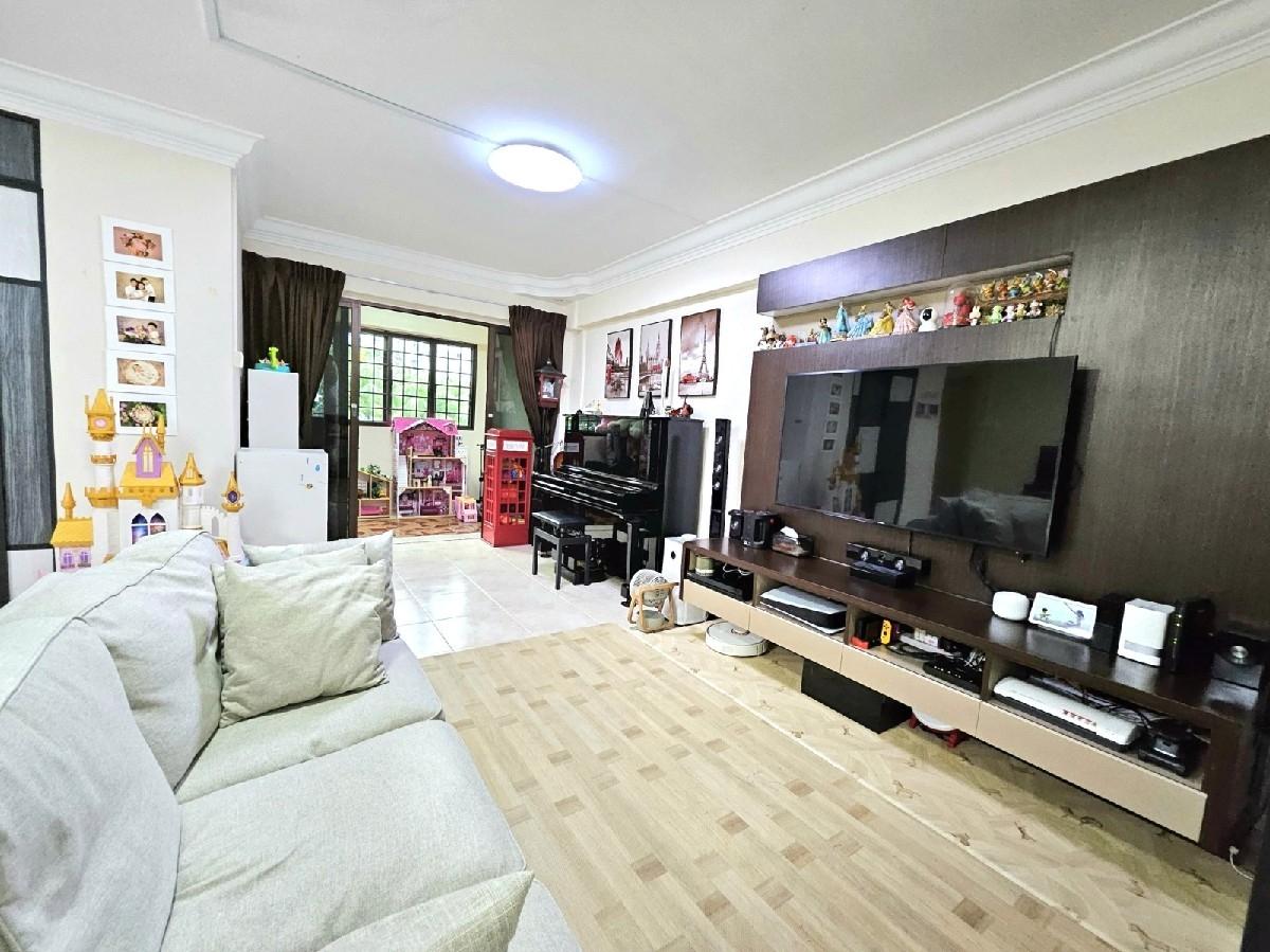 Prop-GPT: HDB Apartment: D27  332 Sembawang Close