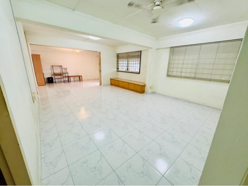 Prop-GPT: HDB Apartment: D27 Yishun 235 Yishun Street 21