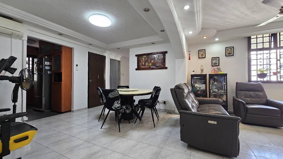 658 Choa Chu Kang Crescent HDB Apartment For Sale, $580,000, 3 Bed 2 Bath 1,119 sqft $518.00 psf