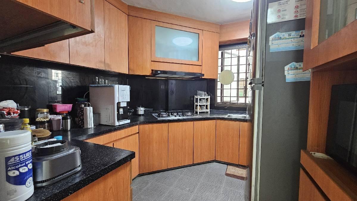 658 Choa Chu Kang Crescent HDB Apartment For Sale, $580,000, 3 Bed 2 Bath 1,119 sqft $518.00 psf