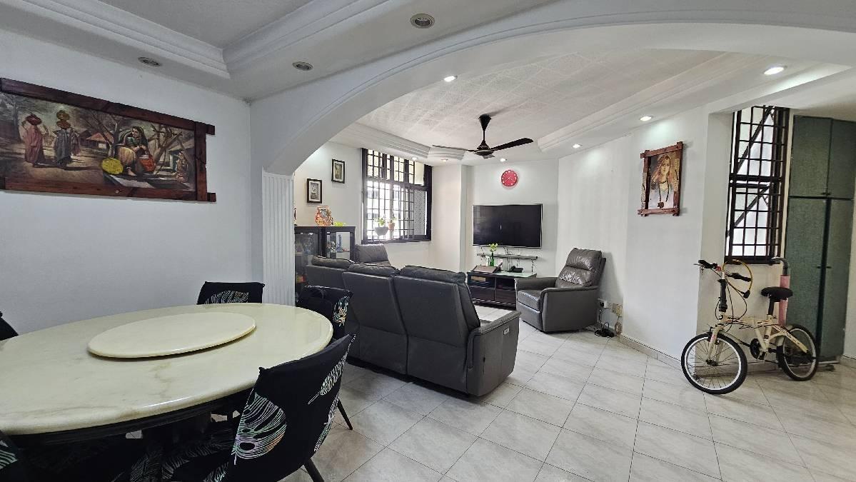 658 Choa Chu Kang Crescent HDB Apartment For Sale, $580,000, 3 Bed 2 Bath 1,119 sqft $518.00 psf