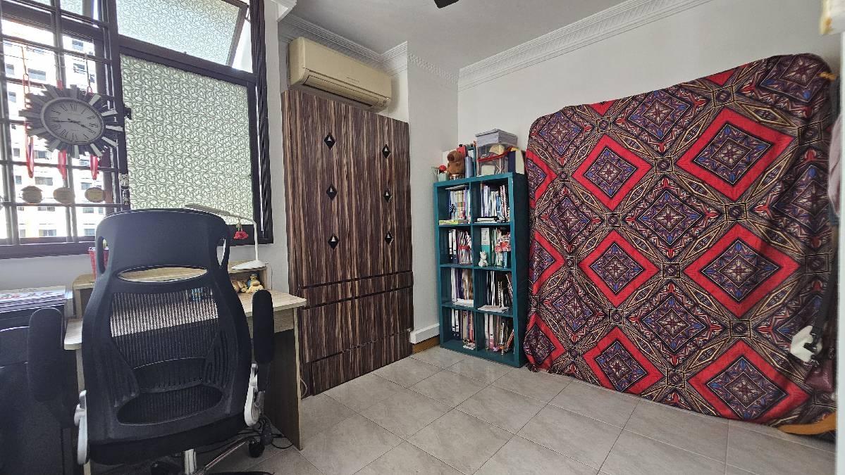 658 Choa Chu Kang Crescent HDB Apartment For Sale, $580,000, 3 Bed 2 Bath 1,119 sqft $518.00 psf