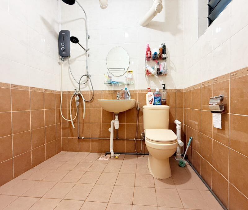 416 Bukit Batok West Avenue 4 HDB Apartment For Sale, $445,000, 2 Bed 2 Bath 785 sqft $567.00 psf