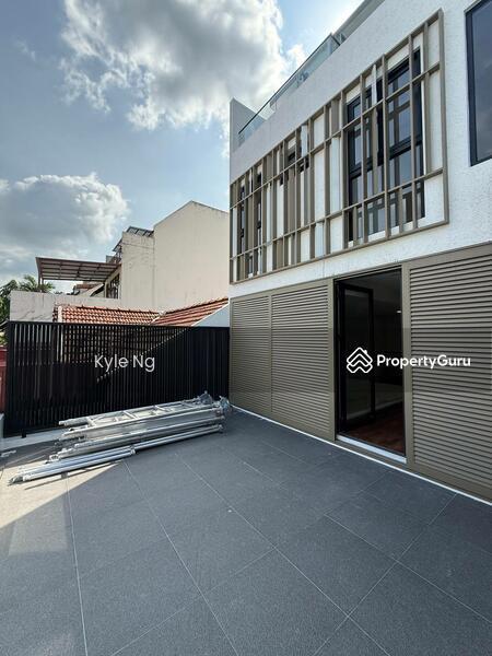 Prop-GPT: Terrace: D20   D20 Brand New 4 Level Inter-Terrace