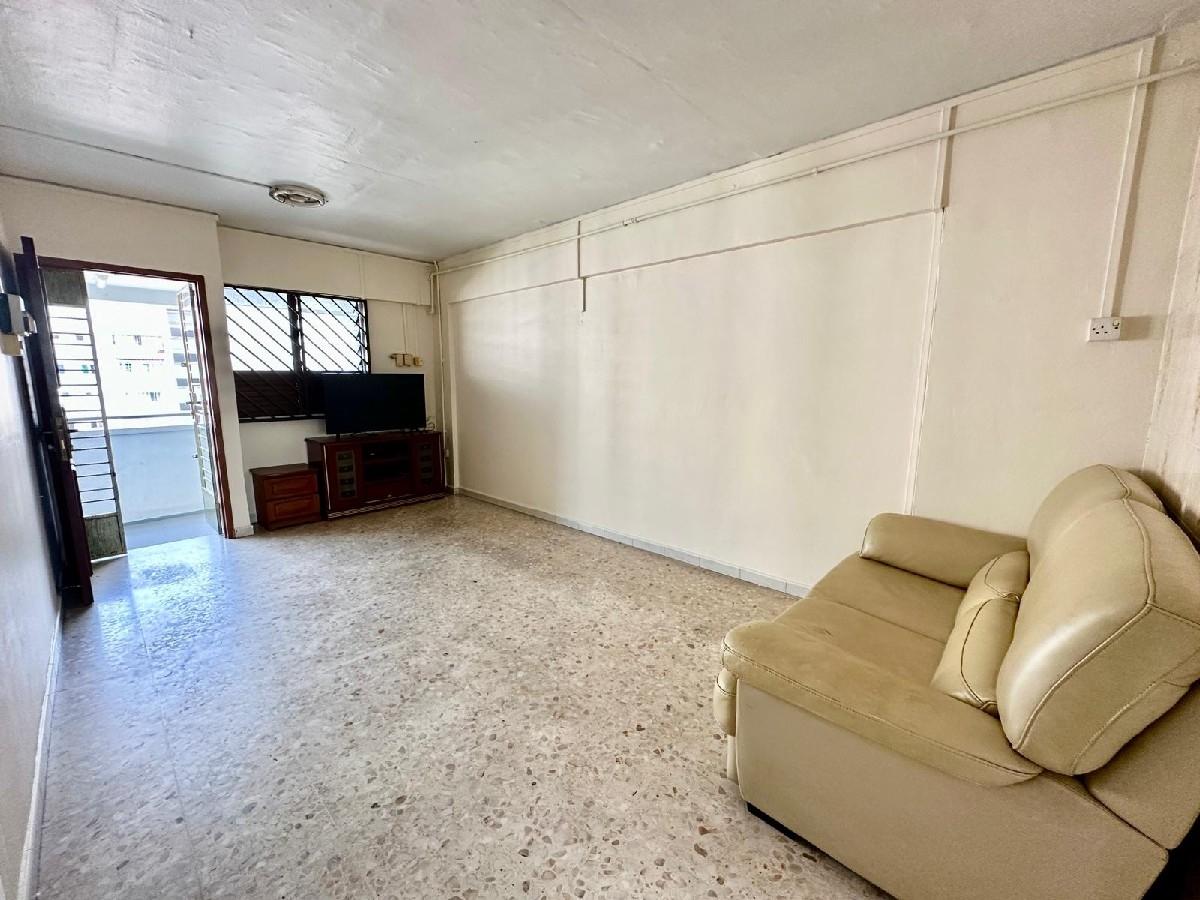 Prop-GPT: HDB Apartment: D19  HOUGANG AVENUE 1