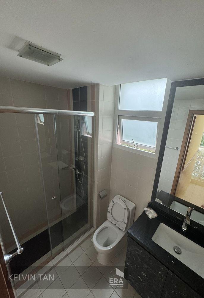 Freehold With Yard & Utility! Min to Mrt! Motivated Seller! Vacant!