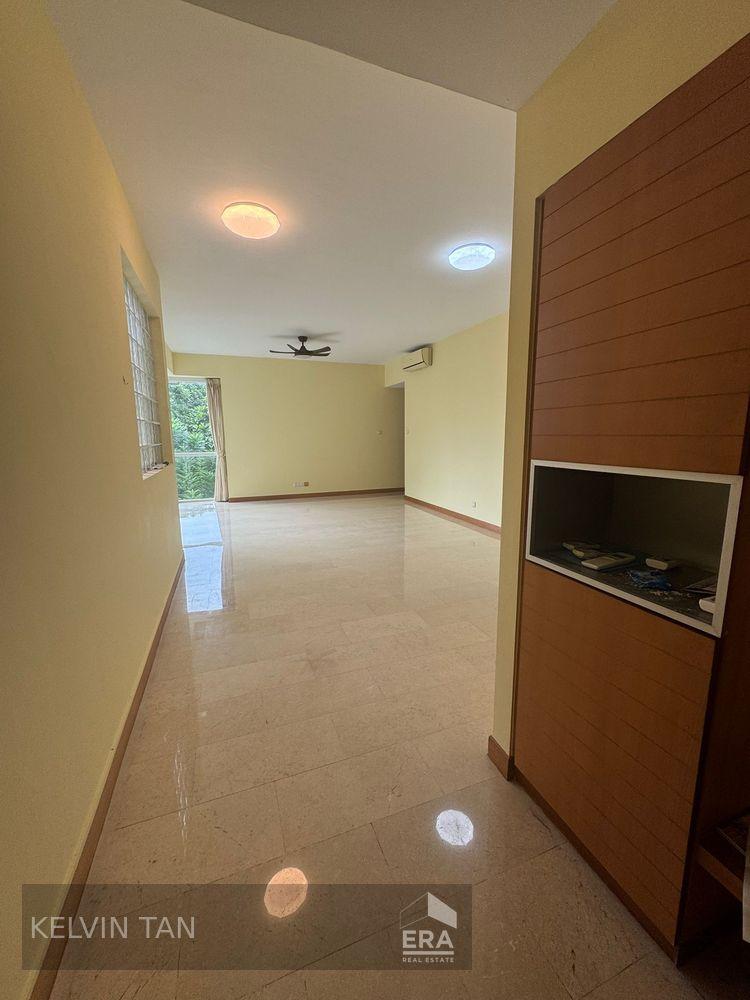 Freehold With Yard & Utility! Min to Mrt! Motivated Seller! Vacant!