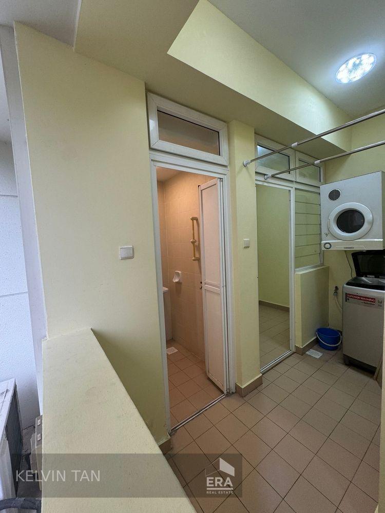 Freehold With Yard & Utility! Min to Mrt! Motivated Seller! Vacant!