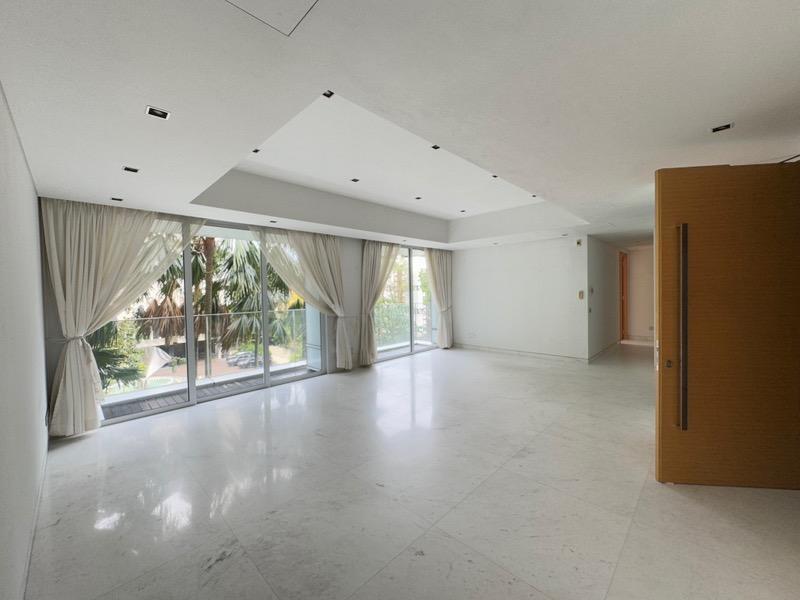 Prop-GPT: Apartment: D10  St. Regis Residences Singapore