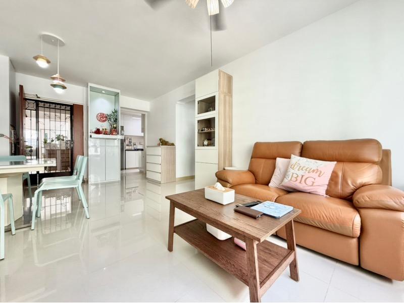 Prop-GPT: HDB Apartment: D18  890C Tampines Avenue 1