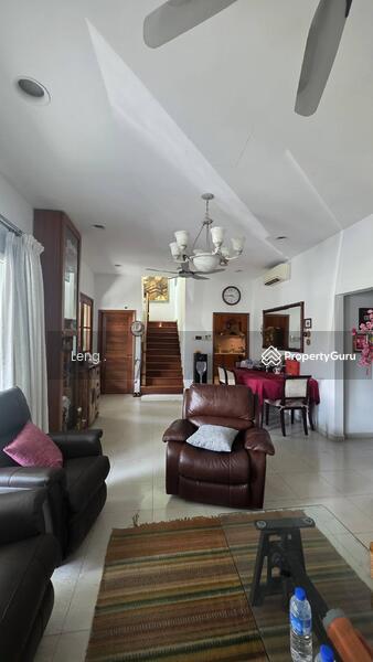 Cheap and rare Semi D with solar panels.