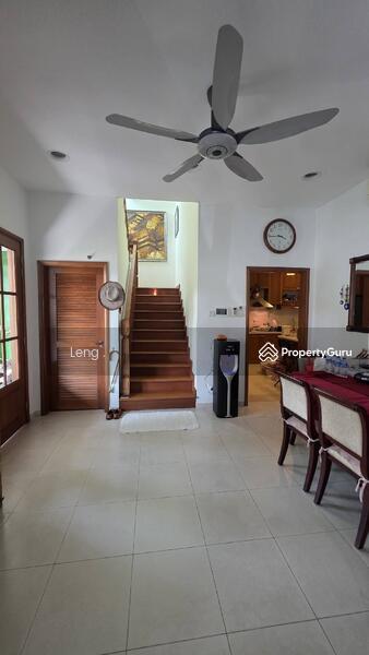 Cheap and rare Semi D with solar panels.