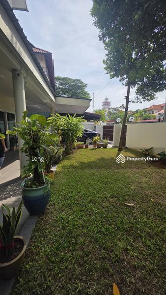 Cheap and rare Semi D with solar panels.