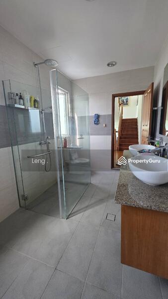 Cheap and rare Semi D with solar panels.