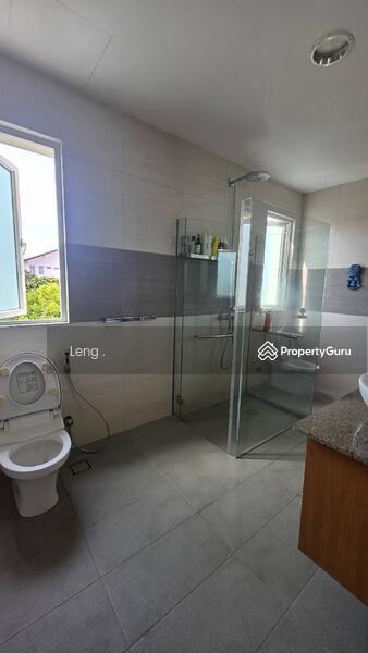 Cheap and rare Semi D with solar panels.