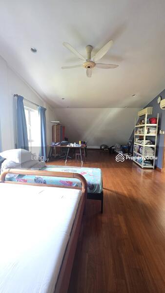 Cheap and rare Semi D with solar panels.