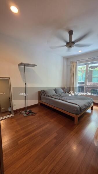 Cheap and rare Semi D with solar panels.