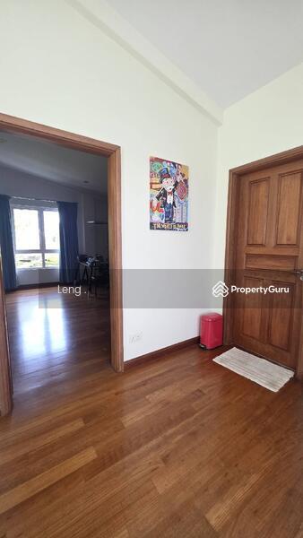 Cheap and rare Semi D with solar panels.