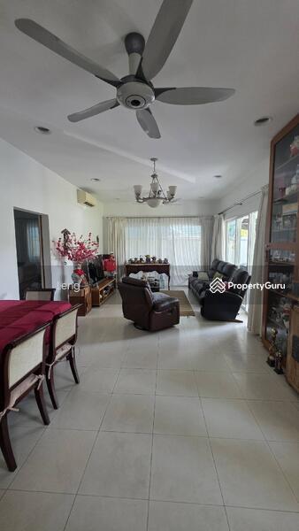 Cheap and rare Semi D with solar panels.