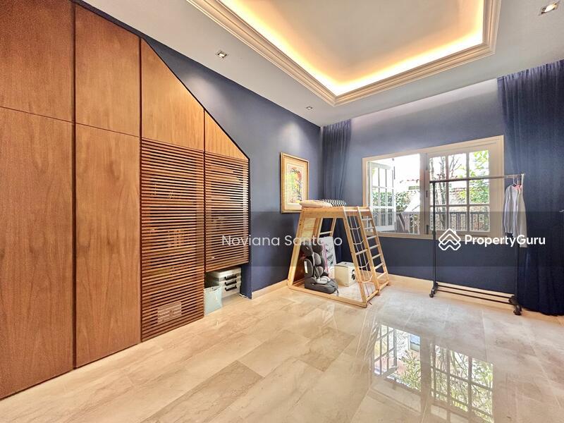 D21 Beautiful Freehold Bungalow