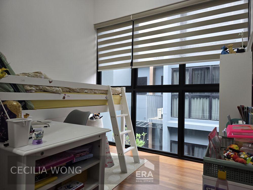 4-bedroom Strata Landed for Sale (with Private Carpark Space)