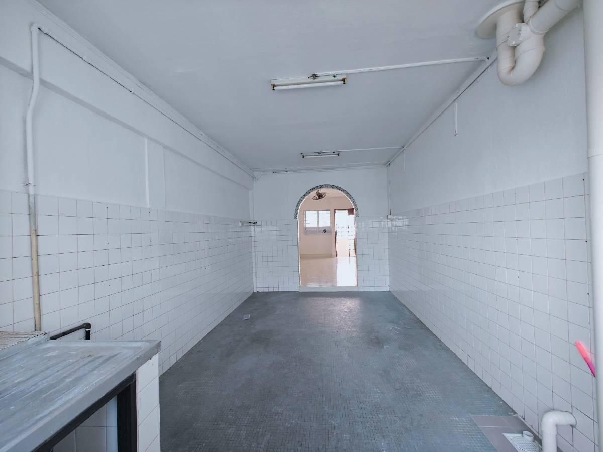 219 Ang Mo Kio Avenue 1 HDB Apartment For Sale, $460,000, 2 Bed 2 Bath 721 sqft $638.00 psf