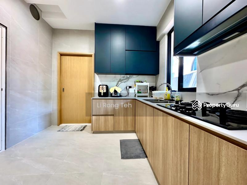 ALMOST NEW CORNER TERRACE! SMART HOME, SOLAR PANELS, EV READY. RENOVATED! MOVE IN CONDITION