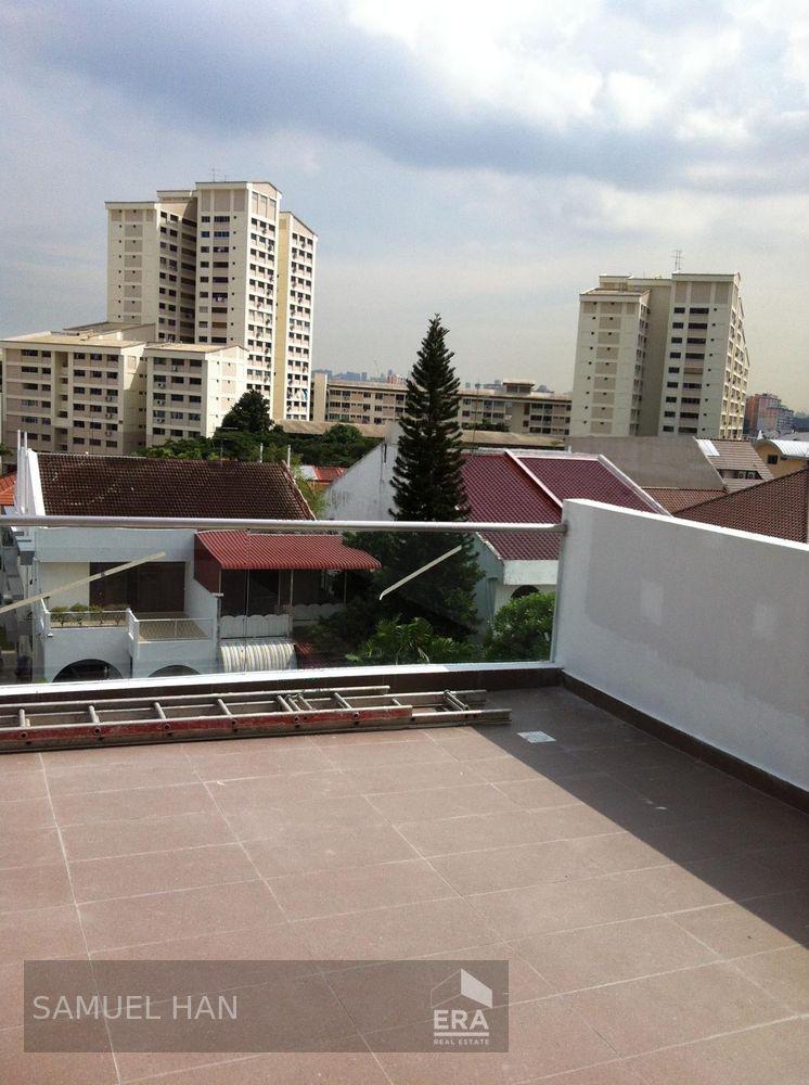 Rare 3.5 Storey Inter Terrace With Attic and Home Lift at Lengkong Dua