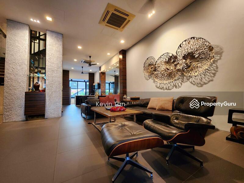 Prop-GPT: Terrace: D20  LANDED7772@ Almost New Freehold Terrace with Lift