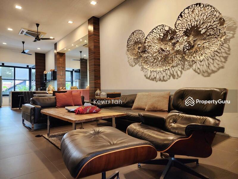 LANDED7772@ Almost New Freehold Terrace with Lift