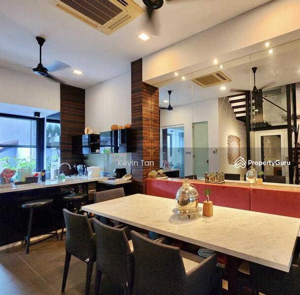 LANDED7772@ Almost New Freehold Terrace with Lift