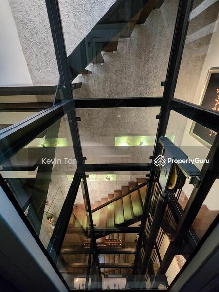 LANDED7772@ Almost New Freehold Terrace with Lift